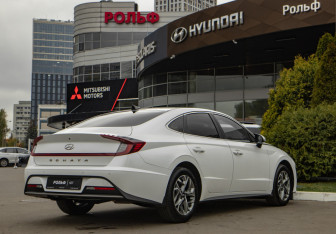 Подержанный автомобиль Hyundai Sonata 2020 года (4 фото)