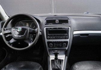 Подержанный автомобиль Skoda Octavia Liftback 2008 года (11 фото)