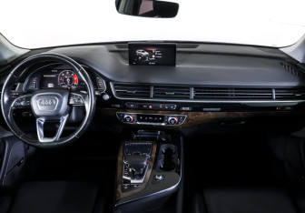 Подержанный автомобиль Audi Q7 2016 года (12 фото)