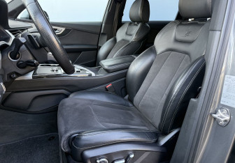 Подержанный автомобиль Audi Q7 2015 года (10 фото)