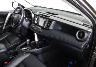 Подержанный автомобиль Toyota RAV4 2018 года (11 фото)