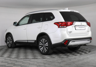 Подержанный автомобиль Mitsubishi Outlander 2019 года (8 фото)
