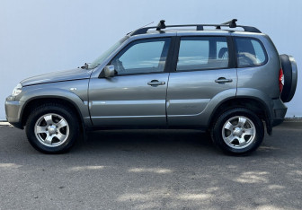 Подержанный автомобиль Chevrolet Niva 2011 года (8 фото)