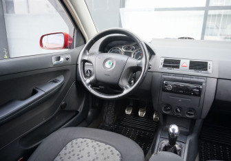 Подержанный автомобиль Skoda Fabia Hatchback 2005 года (13 фото)