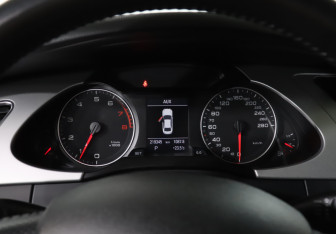 Подержанный автомобиль Audi A4 Sedan 2011 года (11 фото)