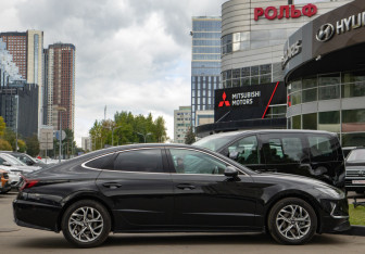 Подержанный автомобиль Hyundai Sonata 2020 года (3 фото)