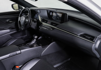 Подержанный автомобиль Lexus ES 2020 года (11 фото)