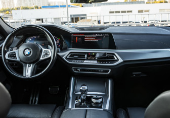 Подержанный автомобиль BMW X6 2021 года (14 фото)