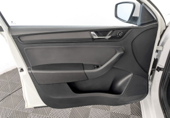 Подержанный автомобиль Skoda Rapid Liftback 2017 года (19 фото)