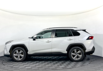 Подержанный автомобиль Toyota RAV4 2022 года (8 фото)