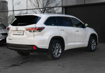 Подержанный автомобиль Toyota Highlander 2014 года (4 фото)