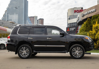 Подержанный автомобиль Lexus LX 2013 года (3 фото)