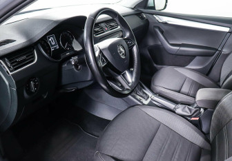 Подержанный автомобиль Skoda Octavia Wagon 2018 года (10 фото)