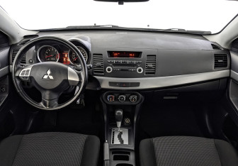 Подержанный автомобиль Mitsubishi Lancer Sedan 2010 года (14 фото)