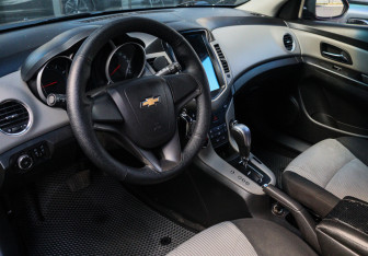 Подержанный автомобиль Chevrolet Cruze Hatchback 2012 года (12 фото)
