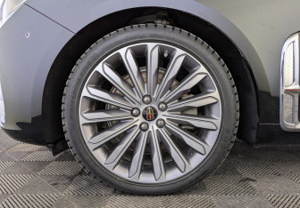 Подержанный автомобиль Hongqi H9 2023 года (12 фото)