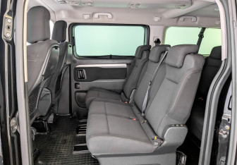 Подержанный автомобиль Peugeot Traveller 2021 года (12 фото)