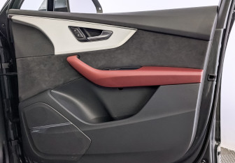 Подержанный автомобиль Audi SQ7 2020 года (25 фото)