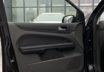 Подержанный автомобиль Ford Focus Wagon 2006 года (14 фото)