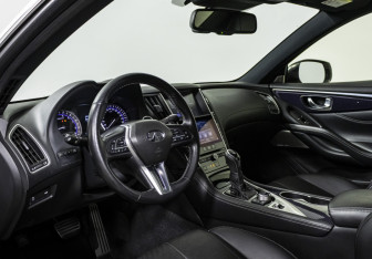 Подержанный автомобиль Infiniti Q60 Coupe 2017 года (10 фото)