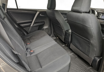 Подержанный автомобиль Toyota RAV4 2016 года (18 фото)