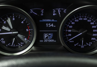 Подержанный автомобиль Toyota Land Cruiser Suv 2013 года (12 фото)