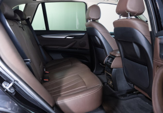 Подержанный автомобиль BMW X5 2016 года (10 фото)