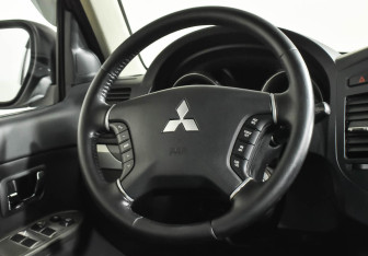 Подержанный автомобиль Mitsubishi Pajero 2014 года (11 фото)