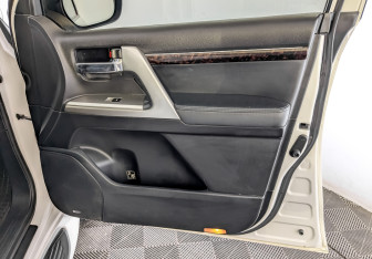 Подержанный автомобиль Toyota Land Cruiser Suv 2014 года (26 фото)