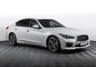 Подержанный автомобиль Infiniti Q50 2016 года (3 фото)
