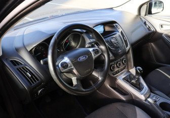 Подержанный автомобиль Ford Focus Sedan 2011 года (7 фото)