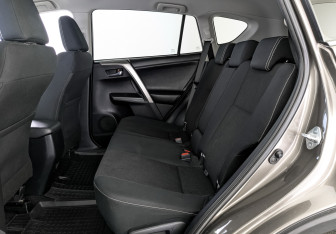 Подержанный автомобиль Toyota RAV4 2016 года (18 фото)