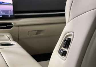 Подержанный автомобиль Voyah Dream 2025 года (18 фото)