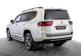 Подержанный автомобиль Toyota Land Cruiser Suv 2022 года (7 фото)
