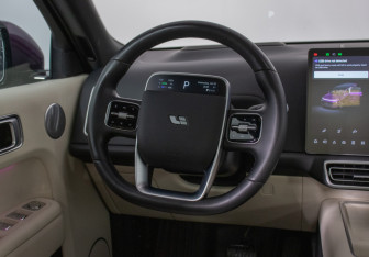 Подержанный автомобиль LiXiang L9 2023 года (14 фото)