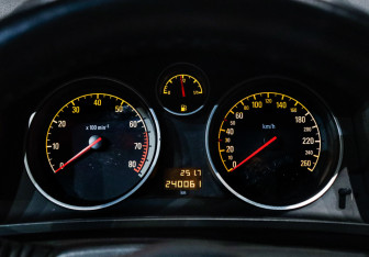 Подержанный автомобиль Opel Zafira Compactvan 2011 года (20 фото)