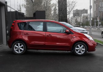 Подержанный автомобиль Nissan Note 2007 года (8 фото)