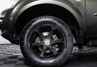 Подержанный автомобиль Mitsubishi Pajero Sport 2015 года (25 фото)