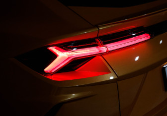 Подержанный автомобиль Lamborghini Urus 2021 года (18 фото)