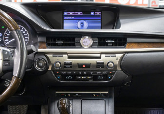 Подержанный автомобиль Lexus ES 2014 года (15 фото)