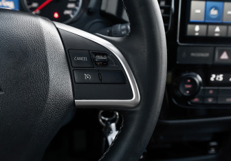 Подержанный автомобиль Mitsubishi Outlander 2022 года (18 фото)