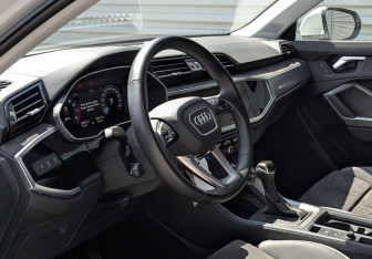 Подержанный автомобиль Audi Q3 2023 года (15 фото)
