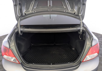 Подержанный автомобиль Hyundai Solaris Sedan 2011 года (9 фото)