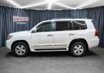 Подержанный автомобиль Toyota Land Cruiser Suv 2014 года (8 фото)