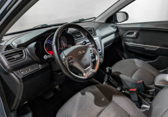 Подержанный автомобиль Kia Rio Sedan 2015 года (15 фото)