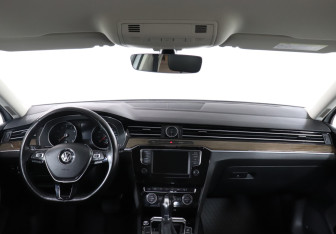 Подержанный автомобиль Volkswagen Passat Sedan 2017 года (12 фото)