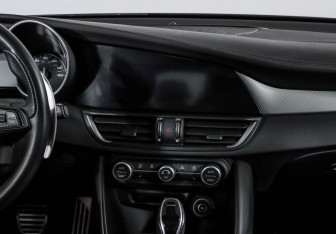 Подержанный автомобиль Alfa Romeo Giulia 2023 года (13 фото)