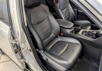 Подержанный автомобиль Toyota RAV4 2021 года (23 фото)