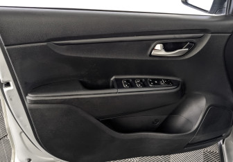 Подержанный автомобиль Kia Rio Hatchback 2021 года (18 фото)