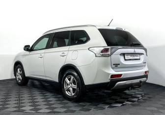 Подержанный автомобиль Mitsubishi Outlander 2014 года (7 фото)